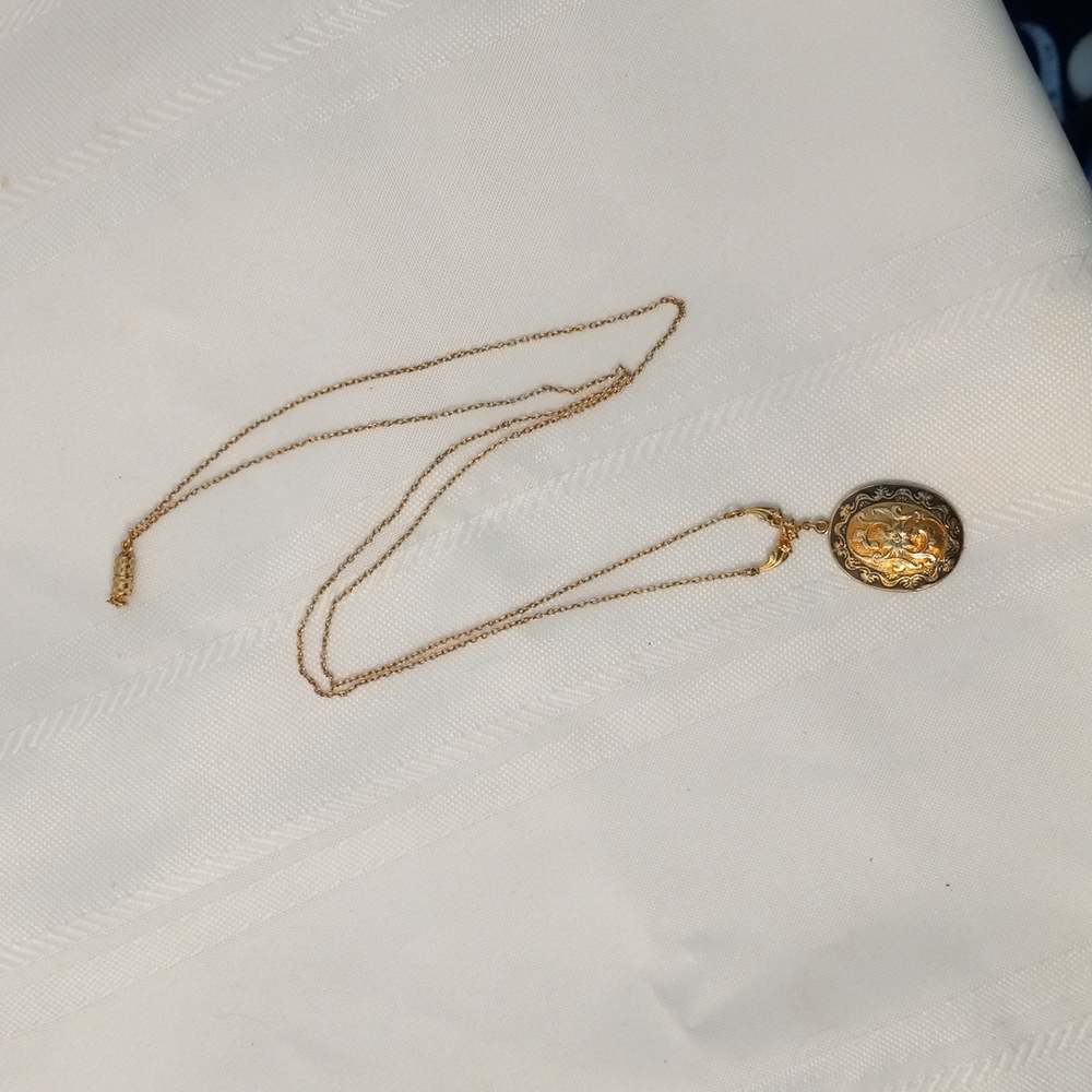 Classic Rose Detailed Pendant and Necklace